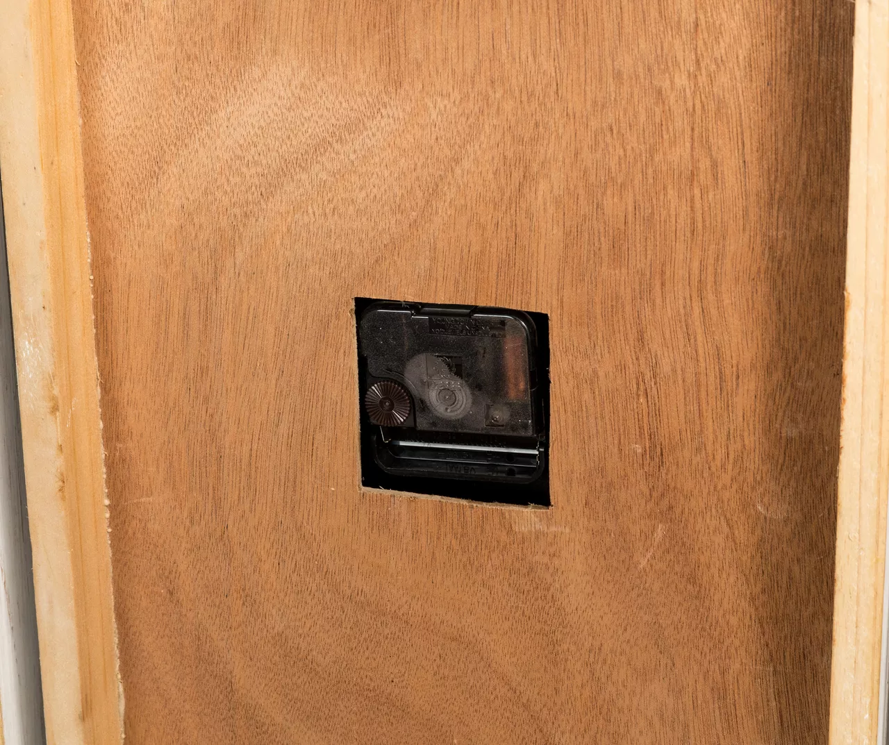 Black & White Distressed Roman Numeral 3-Piece Farmhouse Wall Clock Set, (31.5") 8 Black & White Distressed Roman Numeral 3-Piece Farmhouse Wall Clock Set, (31.5") - Image 8