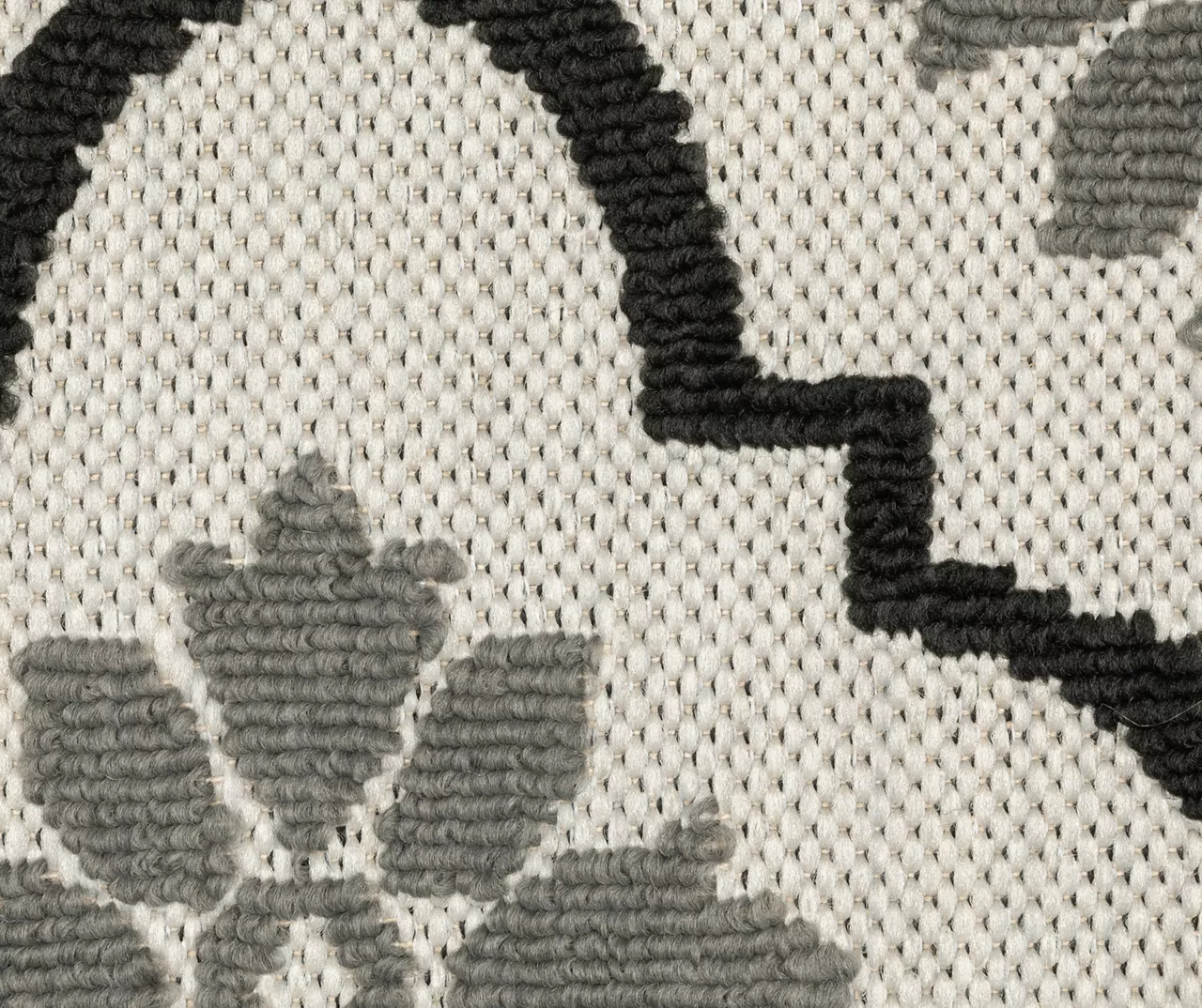 Torgnea Beige & Black Floral Quatrefoil Outdoor Area Rug, (7.1' X 10') 3 Torgnea Beige & Black Floral Quatrefoil Outdoor Area Rug, (7.1' X 10') - Image 3