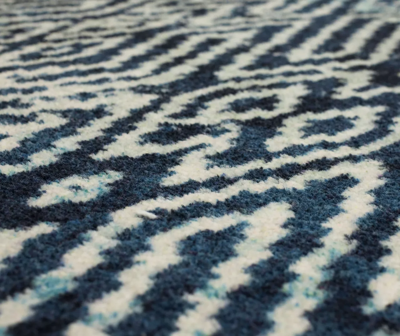 Maisie Navy & White Geometric Area Rug, (4' X 6') 4 Maisie Navy & White Geometric Area Rug, (4' X 6') - Image 4